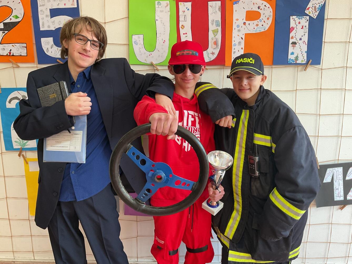 Deváťáci si pro vysvědčení došli ve stylu budoucí profese - 8