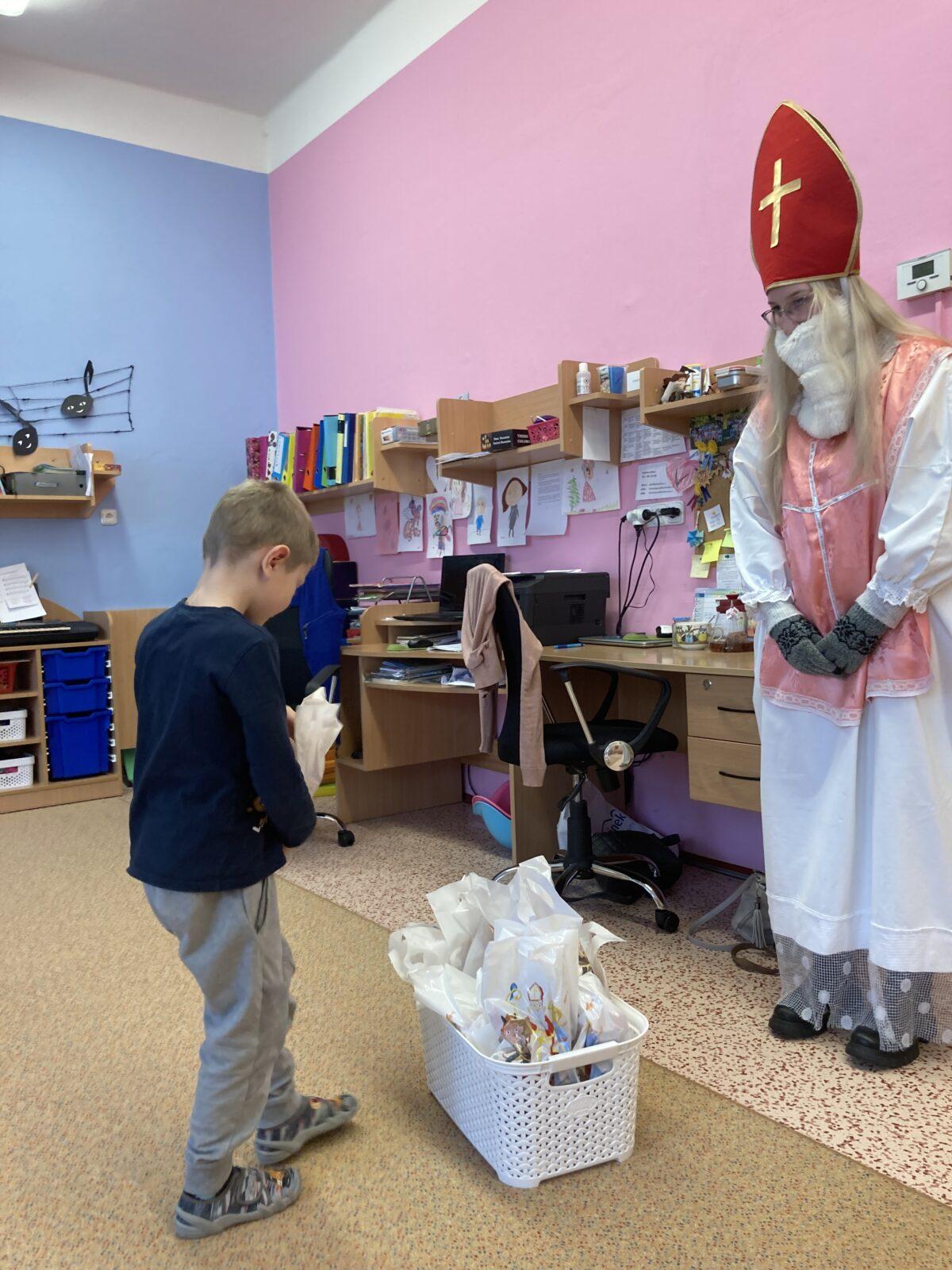 Návštěva MIKULÁŠE a ČERTÍKA ve školce :-) - 3