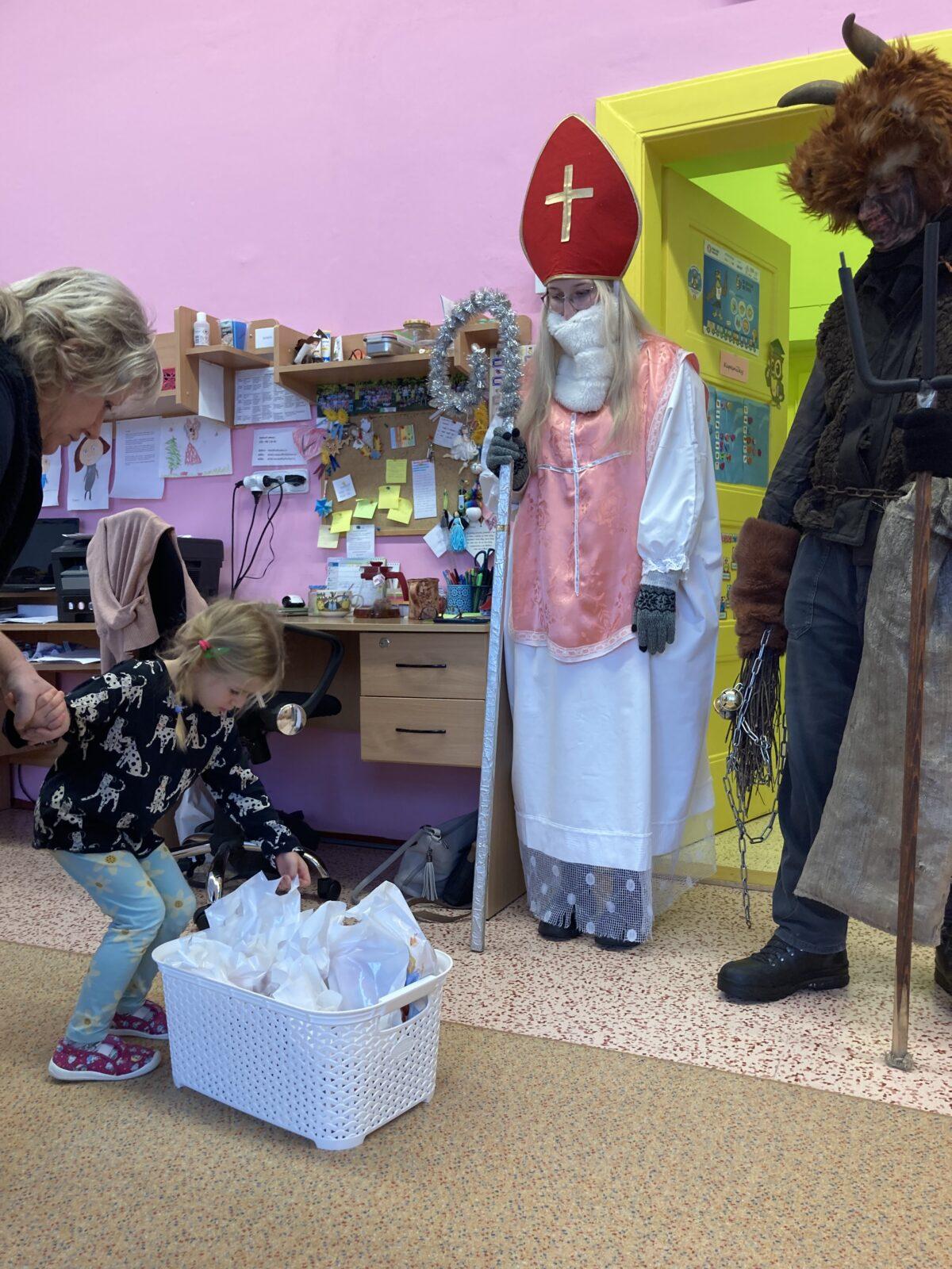 Návštěva MIKULÁŠE a ČERTÍKA ve školce :-) - 8