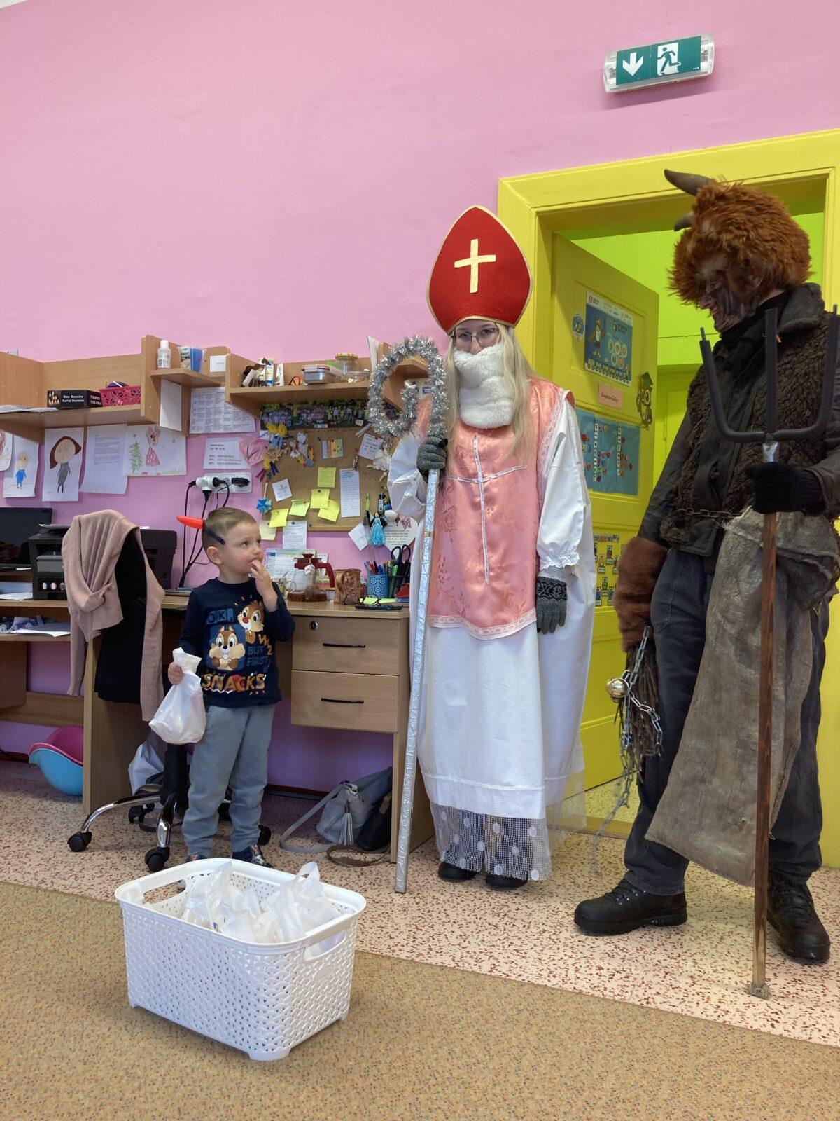 Návštěva MIKULÁŠE a ČERTÍKA ve školce :-) - 11