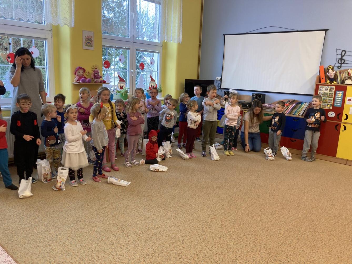 Návštěva MIKULÁŠE a ČERTÍKA ve školce :-) - 16