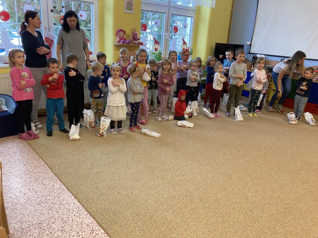 Návštěva MIKULÁŠE a ČERTÍKA ve školce :-) - 19