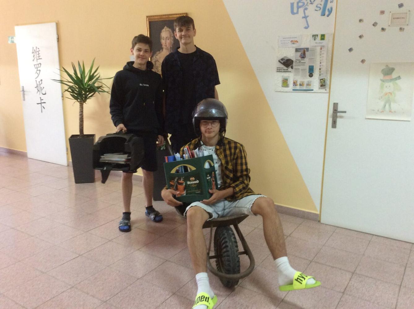 Den bez aktovek! - 18