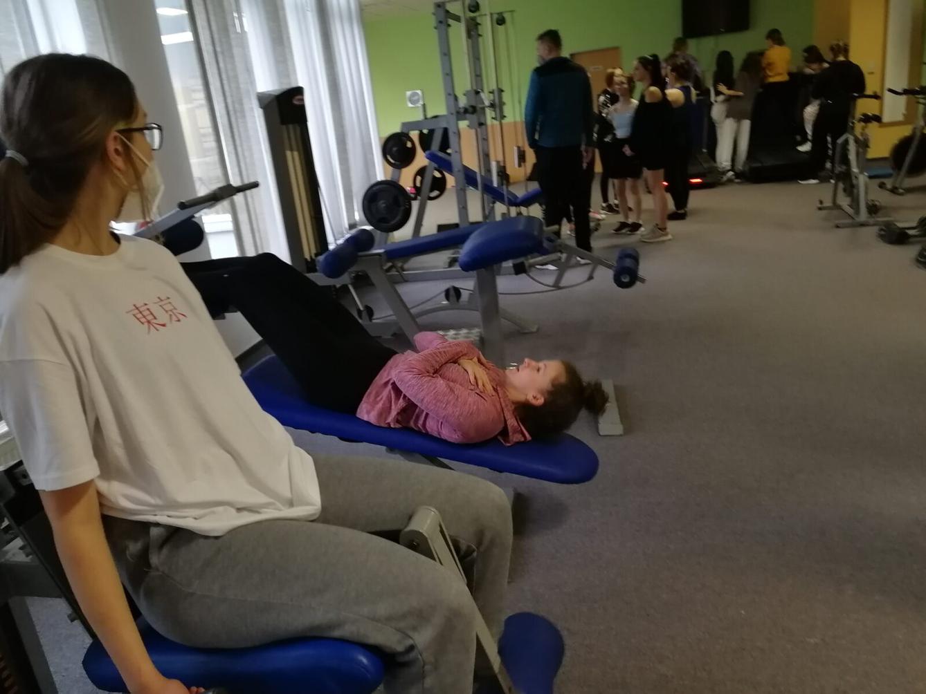 Starší děvčata v posilovně - 1