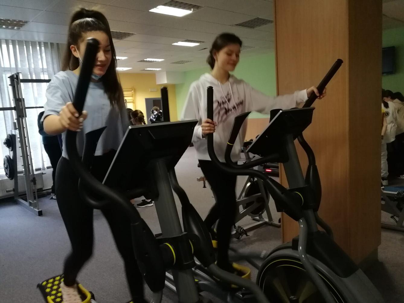 Starší děvčata v posilovně - 2