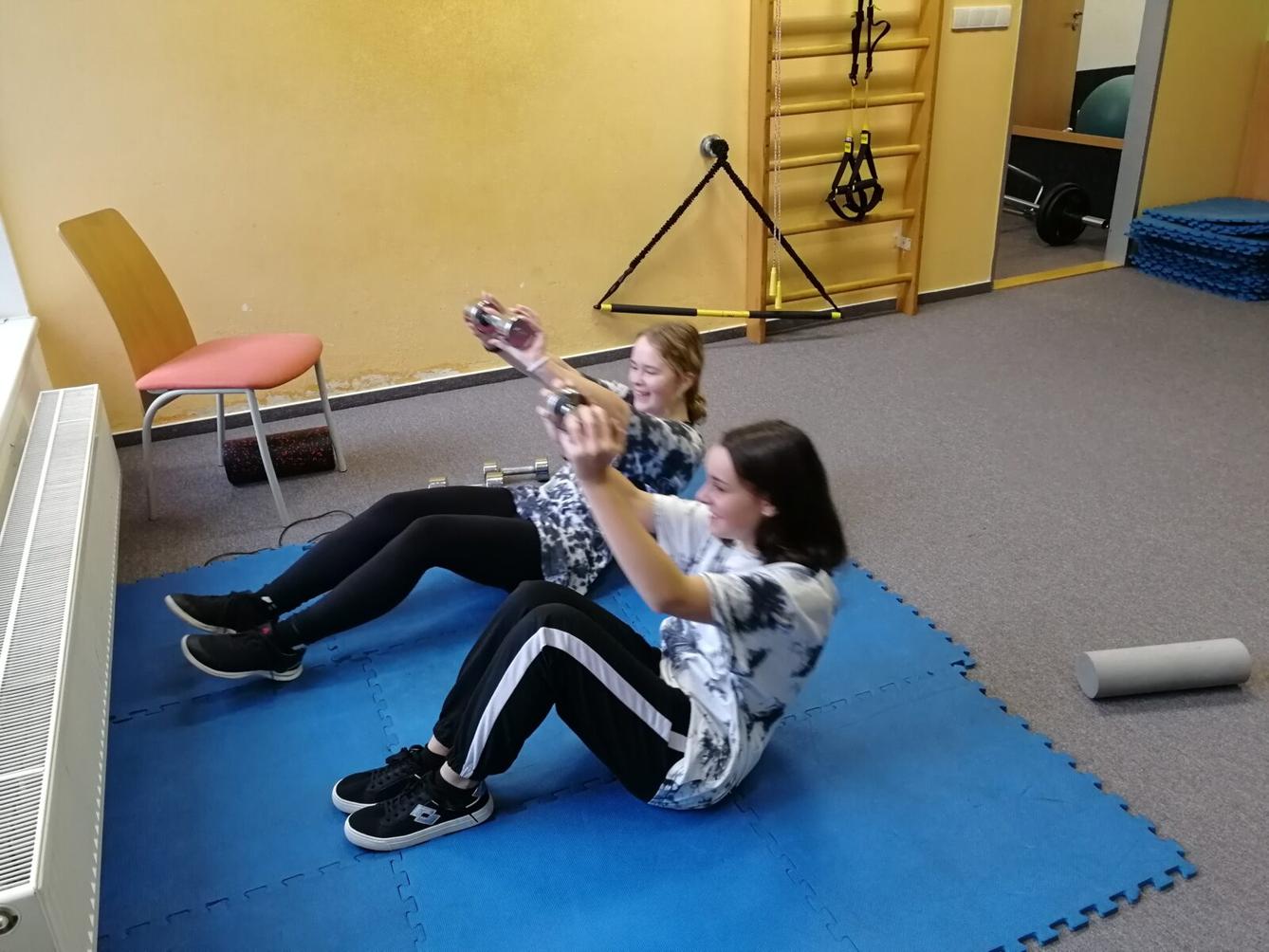 Starší děvčata v posilovně - 6