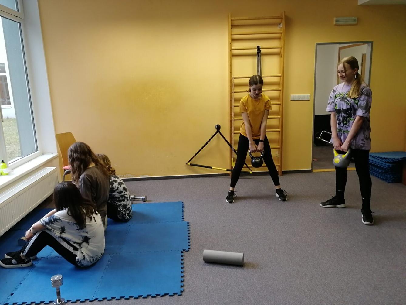 Starší děvčata v posilovně - 8