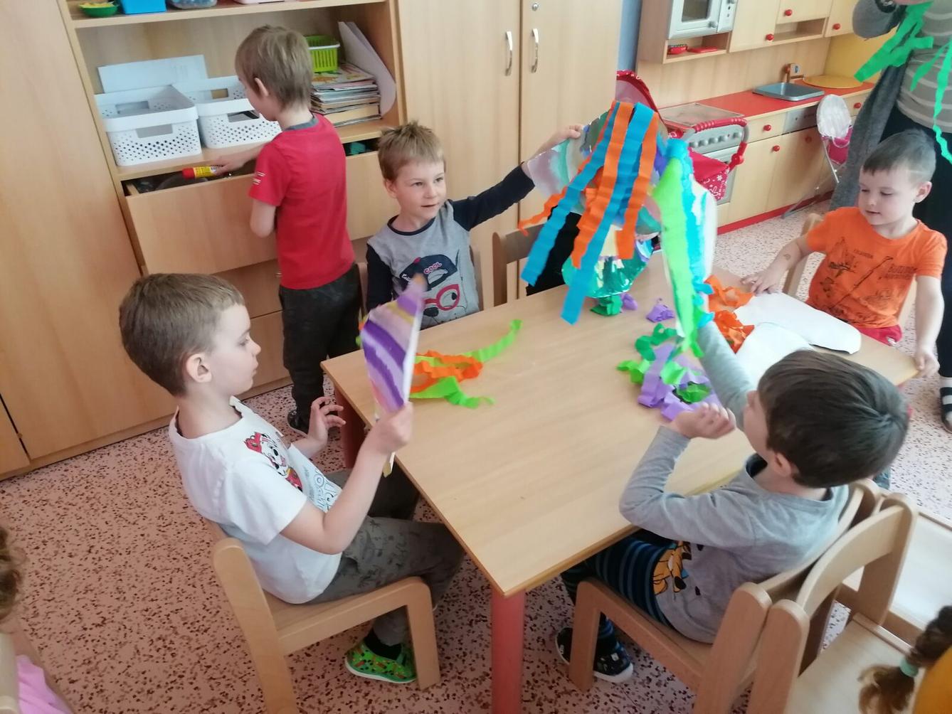 Přípravy na karneval a karnevalové dopoledne:-) - 16