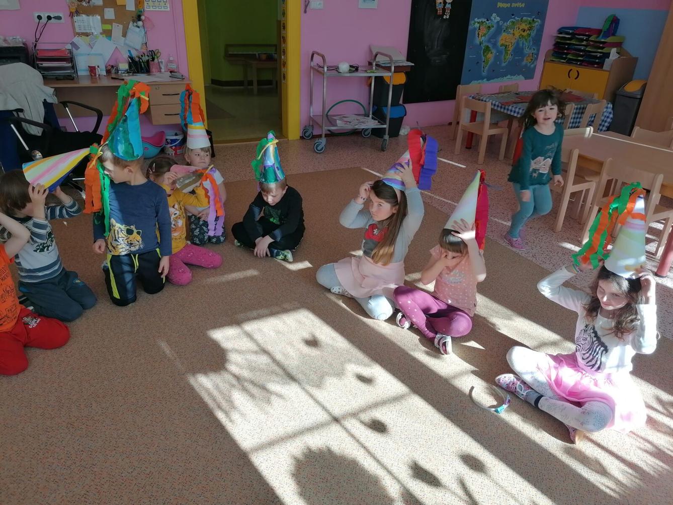 Přípravy na karneval a karnevalové dopoledne:-) - 23