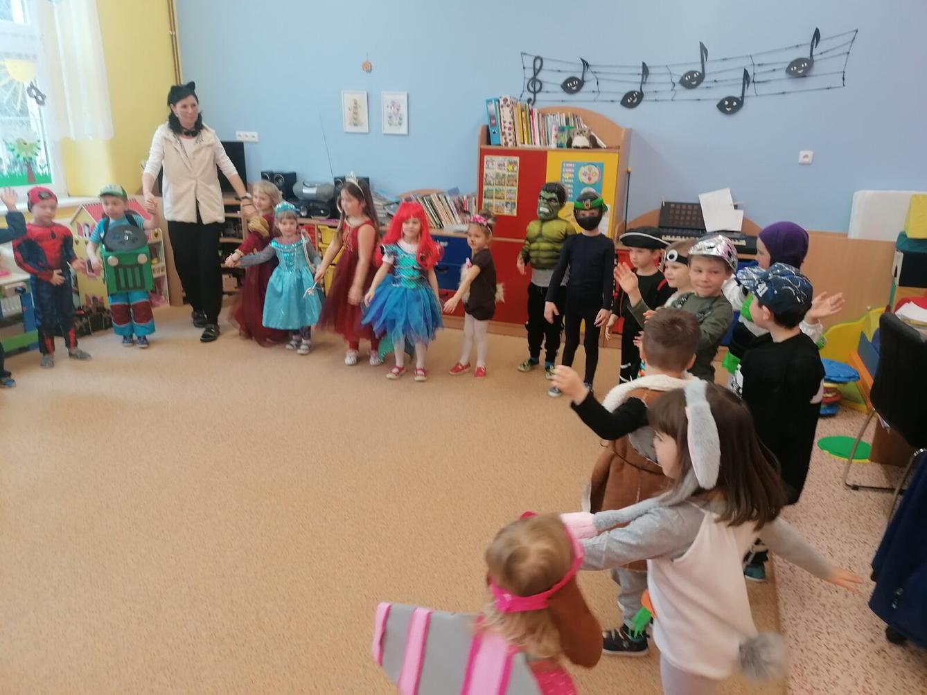 Přípravy na karneval a karnevalové dopoledne:-) - 42