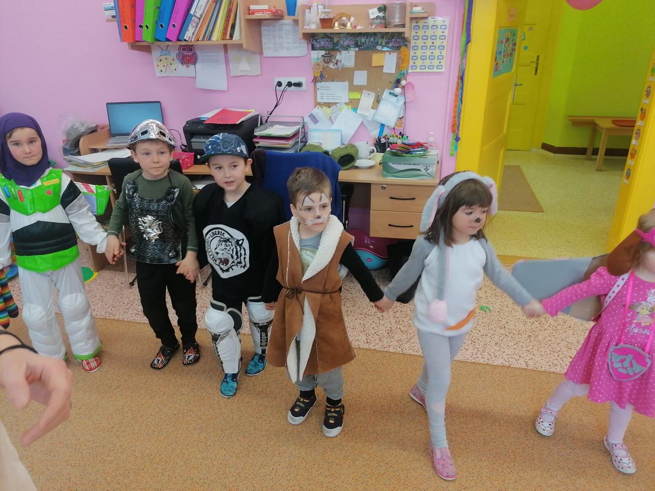 Přípravy na karneval a karnevalové dopoledne:-) - 45