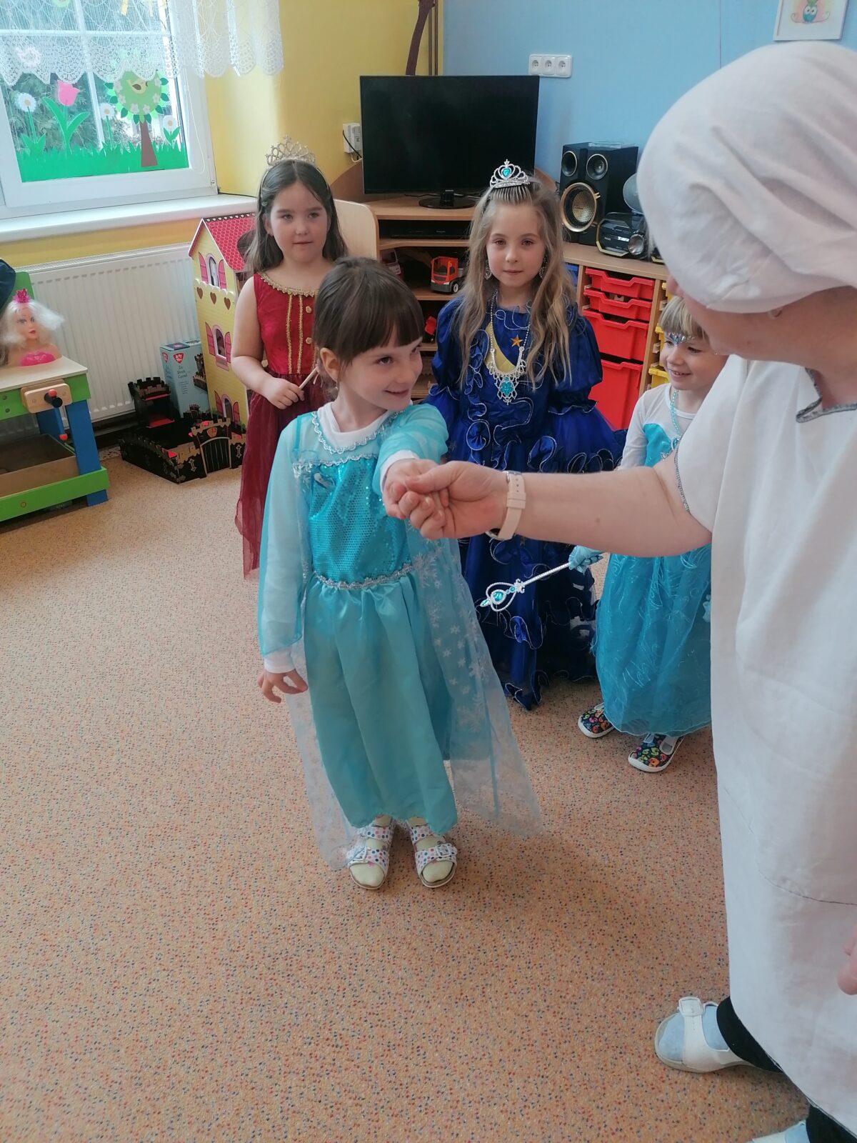 Přípravy na karneval a karnevalové dopoledne:-) - 49