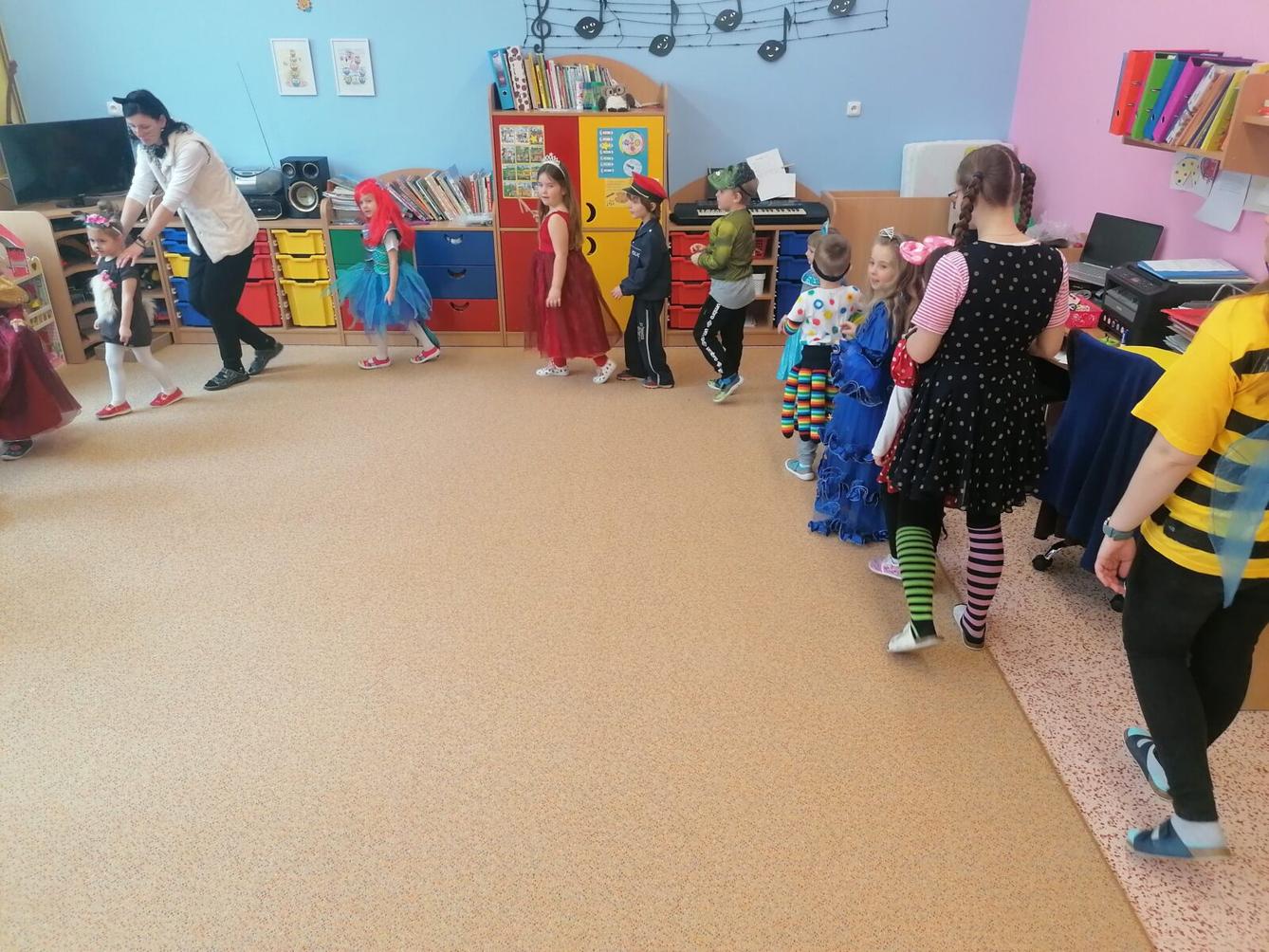 Přípravy na karneval a karnevalové dopoledne:-) - 71