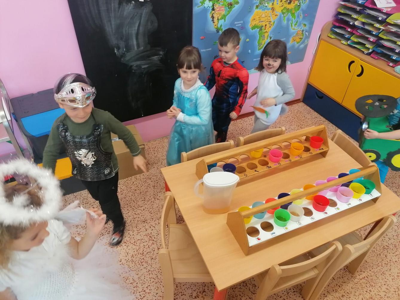 Přípravy na karneval a karnevalové dopoledne:-) - 73