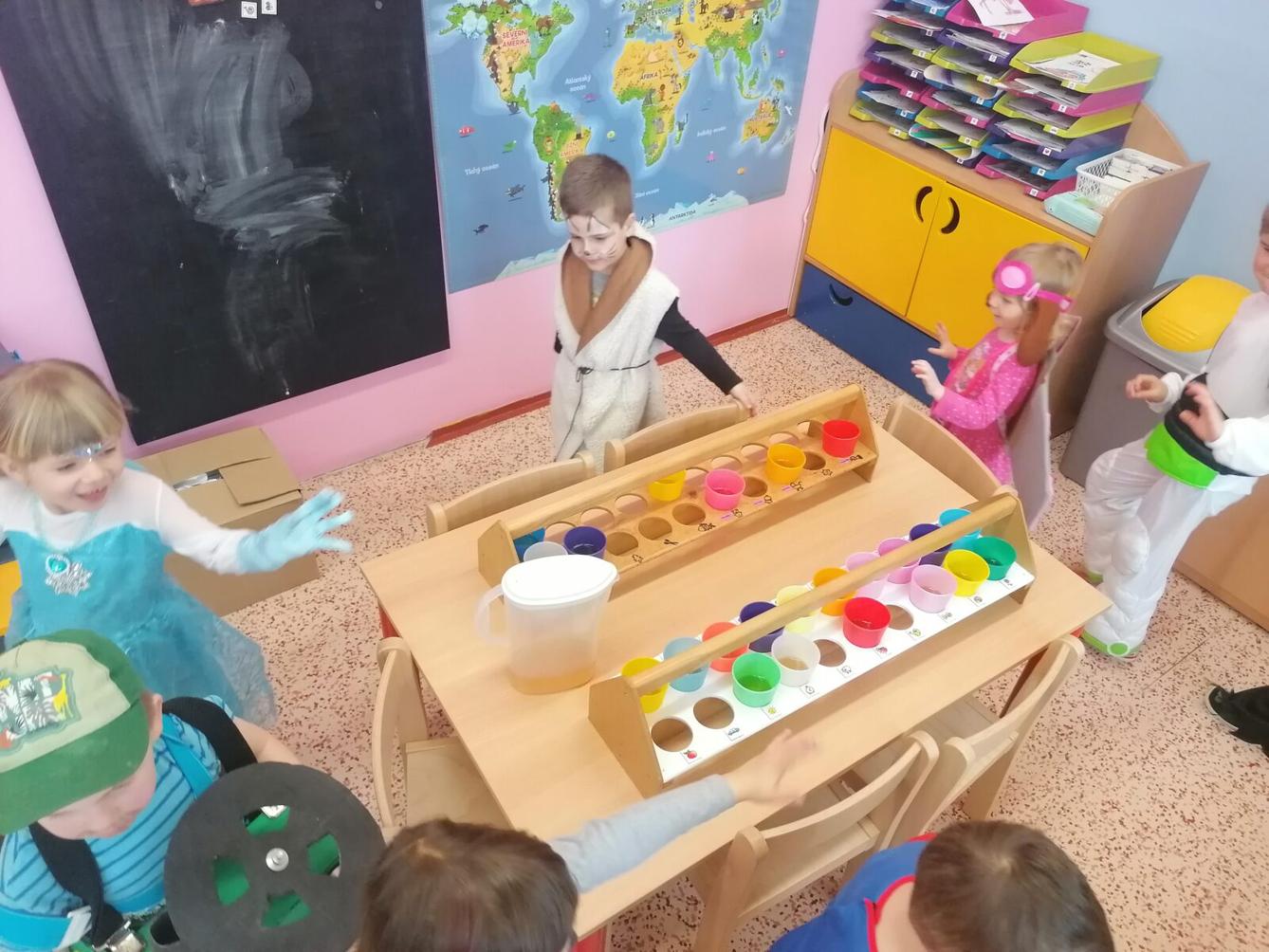 Přípravy na karneval a karnevalové dopoledne:-) - 74