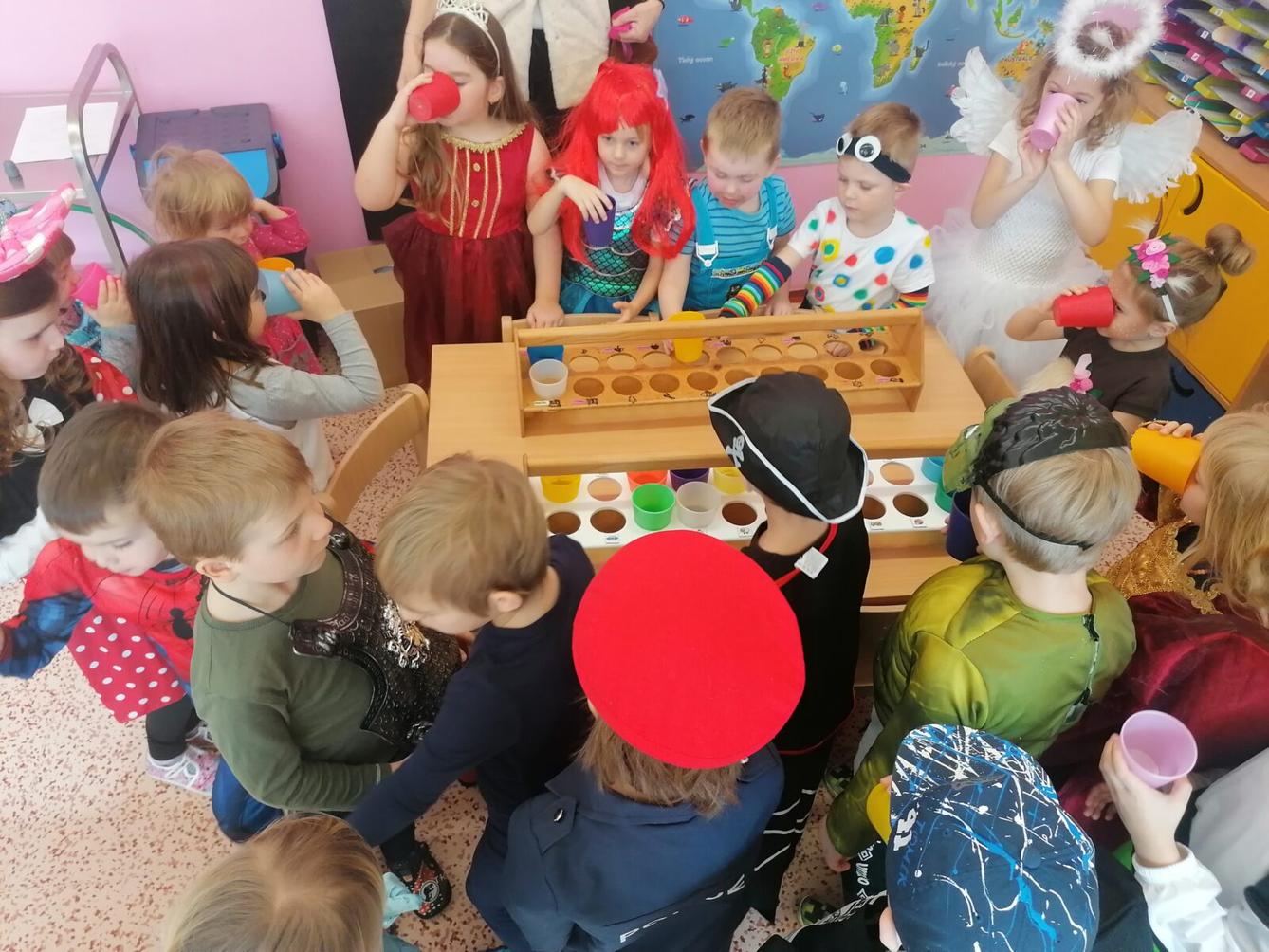 Přípravy na karneval a karnevalové dopoledne:-) - 75