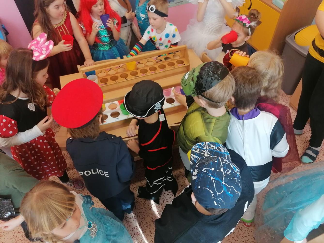 Přípravy na karneval a karnevalové dopoledne:-) - 76