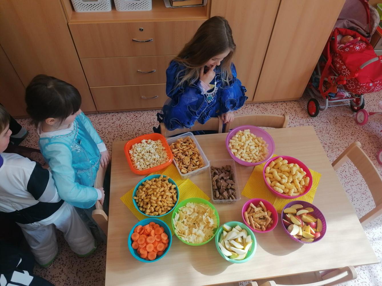 Přípravy na karneval a karnevalové dopoledne:-) - 77