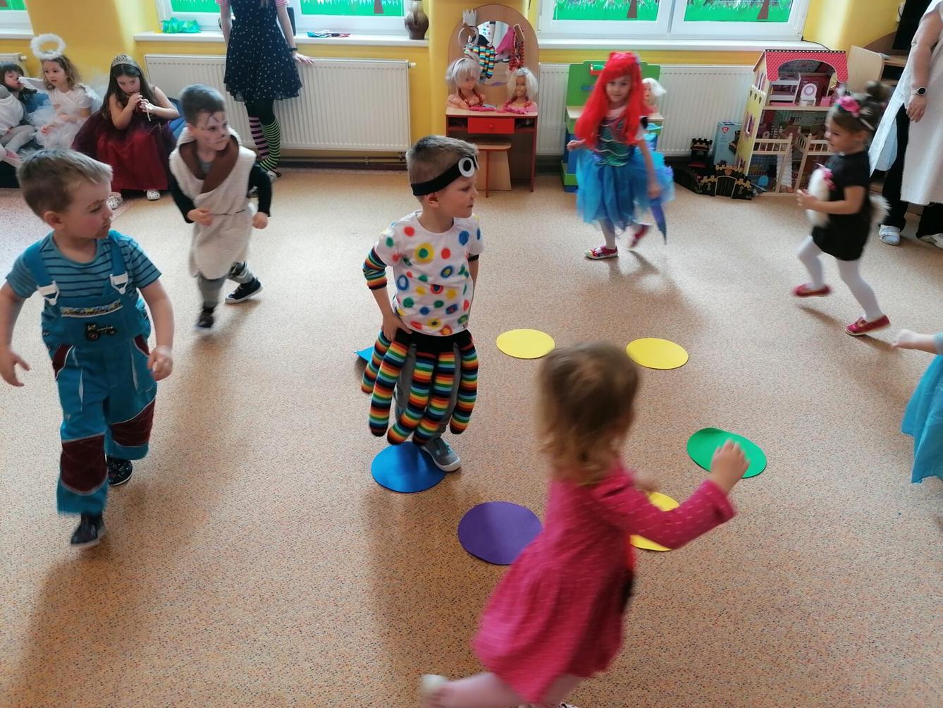 Přípravy na karneval a karnevalové dopoledne:-) - 81