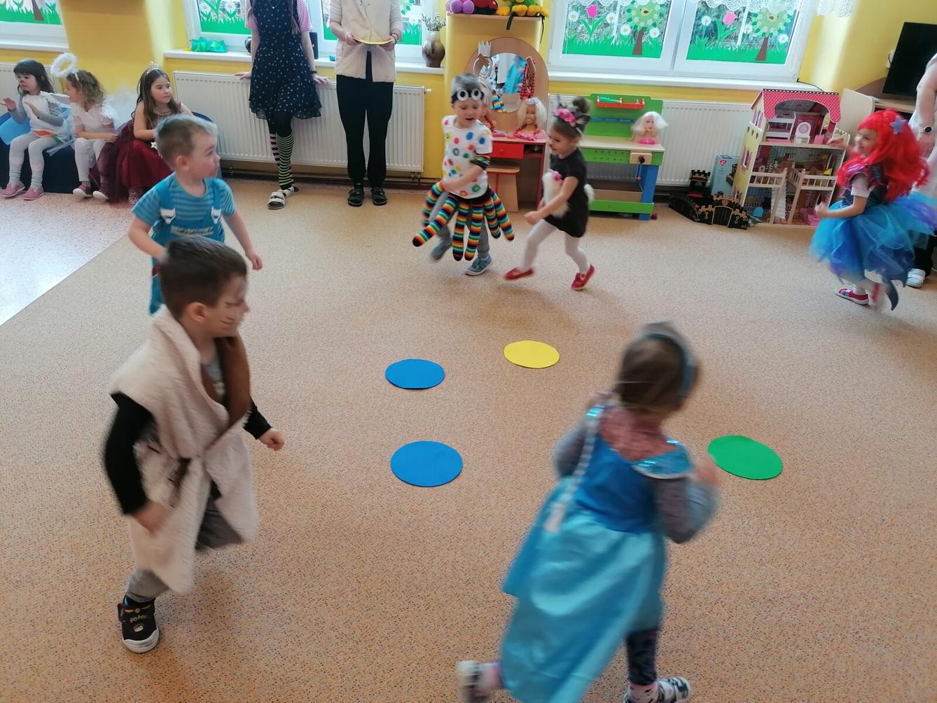 Přípravy na karneval a karnevalové dopoledne:-) - 86