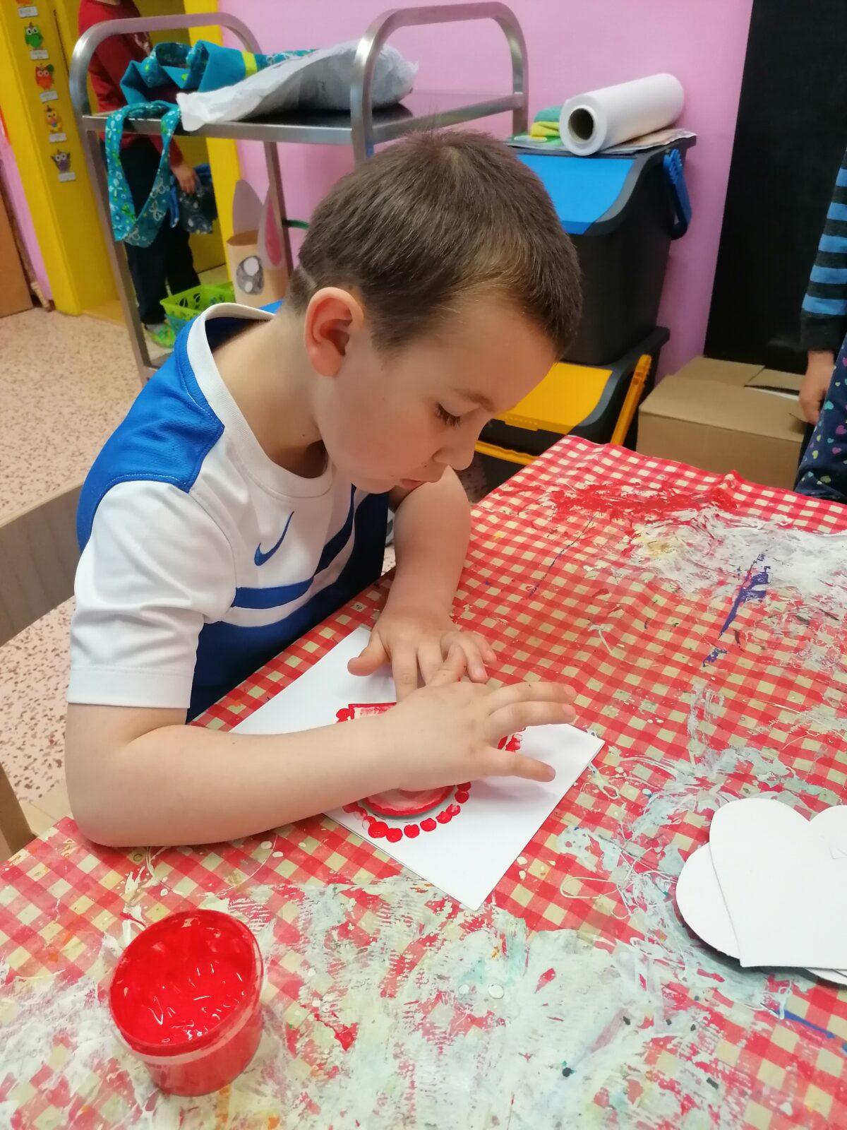 výroba přáníček pro maminky :-) - 9