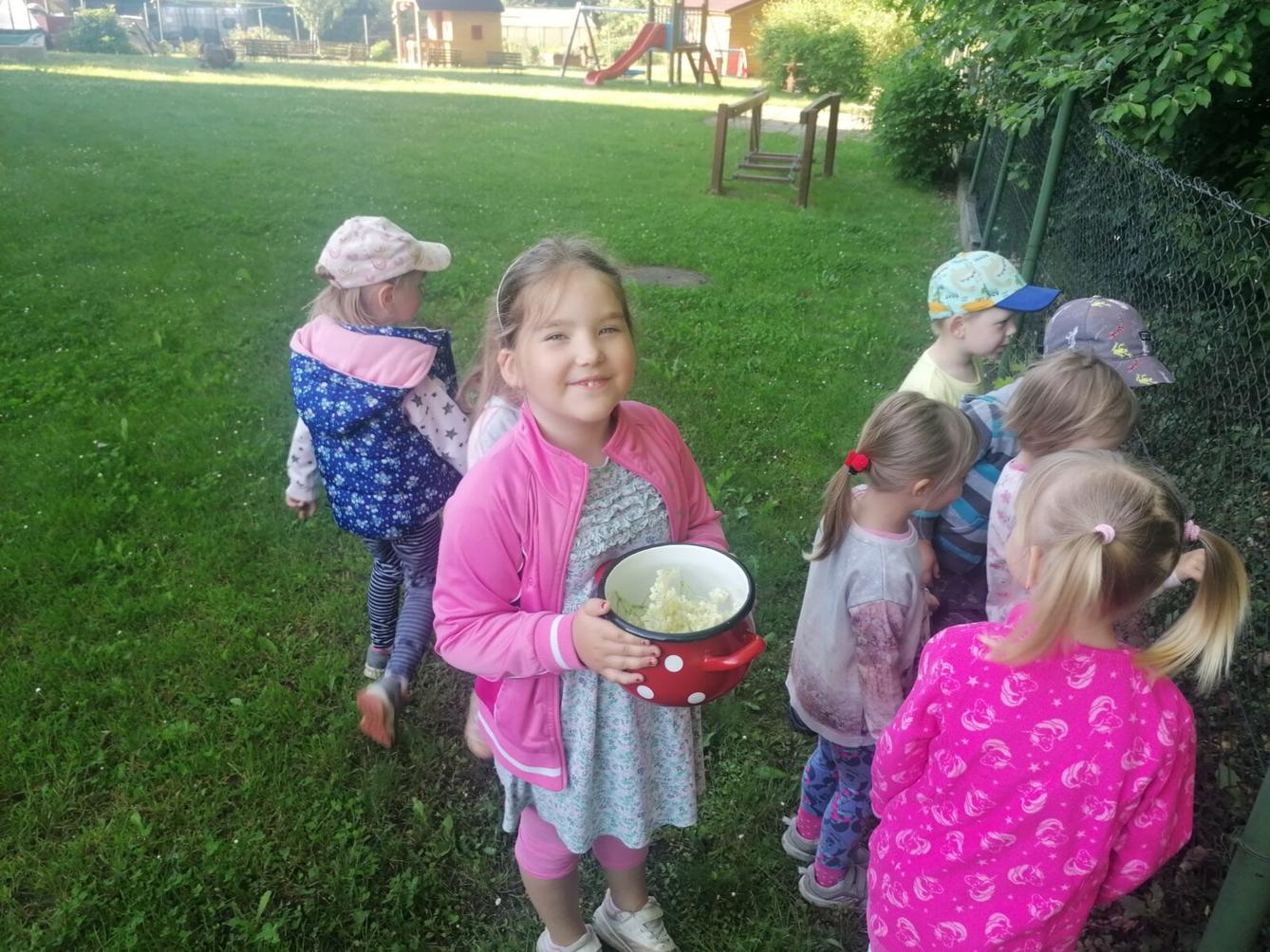 Tvořeníčko, tvoření: "Čím budu až vyrostu?" - vyrábíme bezovou šťávu :-) - 7