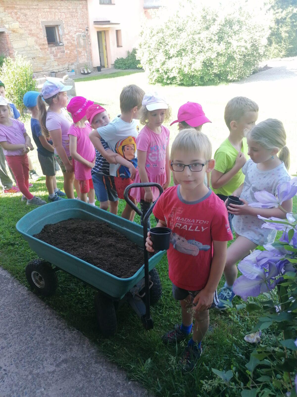 Tvořeníčko, tvoření: "Čím budu až vyrostu?"; zahradníci :-) - 8