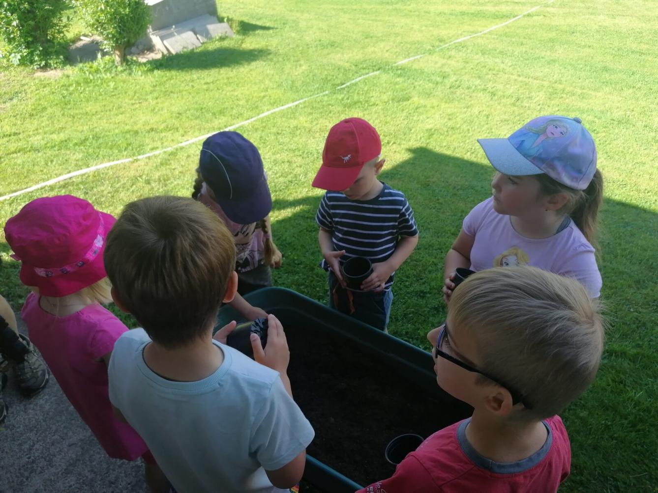 Tvořeníčko, tvoření: "Čím budu až vyrostu?"; zahradníci :-) - 9