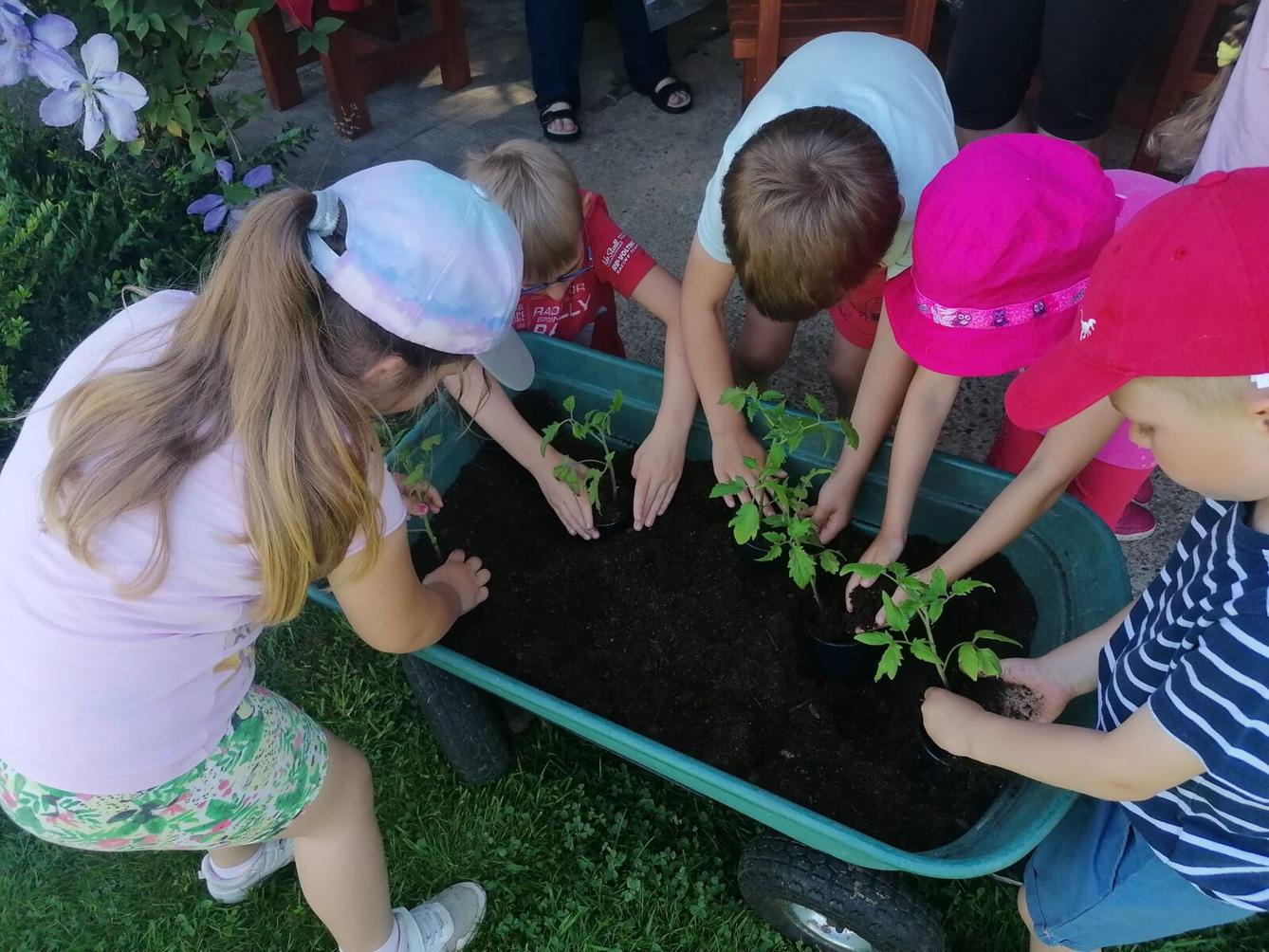 Tvořeníčko, tvoření: "Čím budu až vyrostu?"; zahradníci :-) - 12