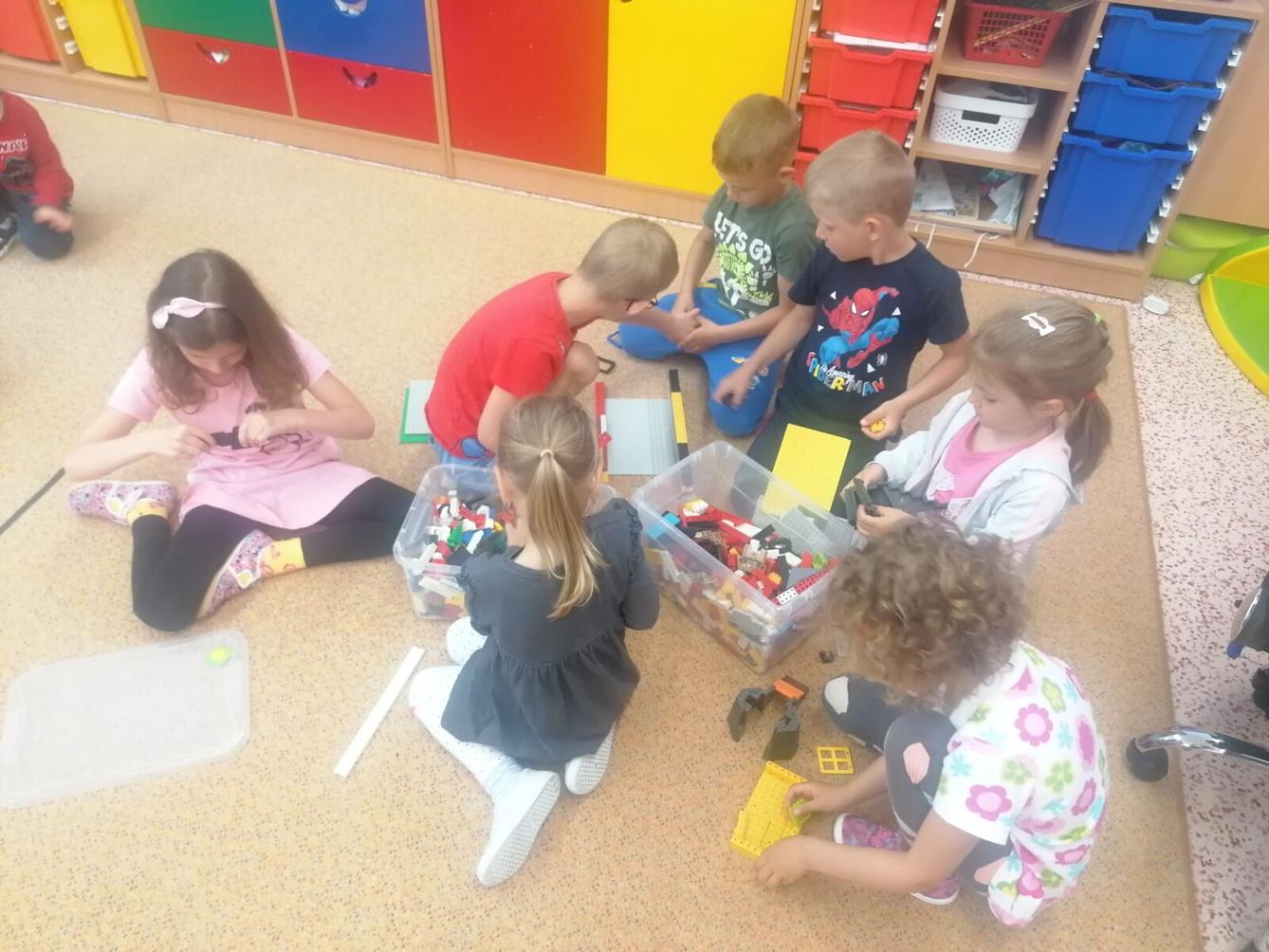 Tvořeníčko, tvoření: "Čím budu až vyrostu?" - "stavitel" :-) - 1