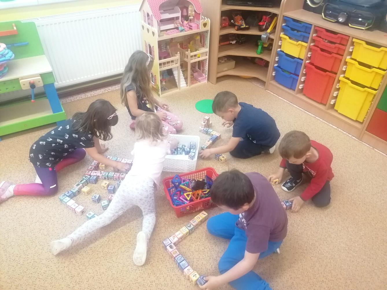 Tvořeníčko, tvoření: "Čím budu až vyrostu?" - "stavitel" :-) - 2