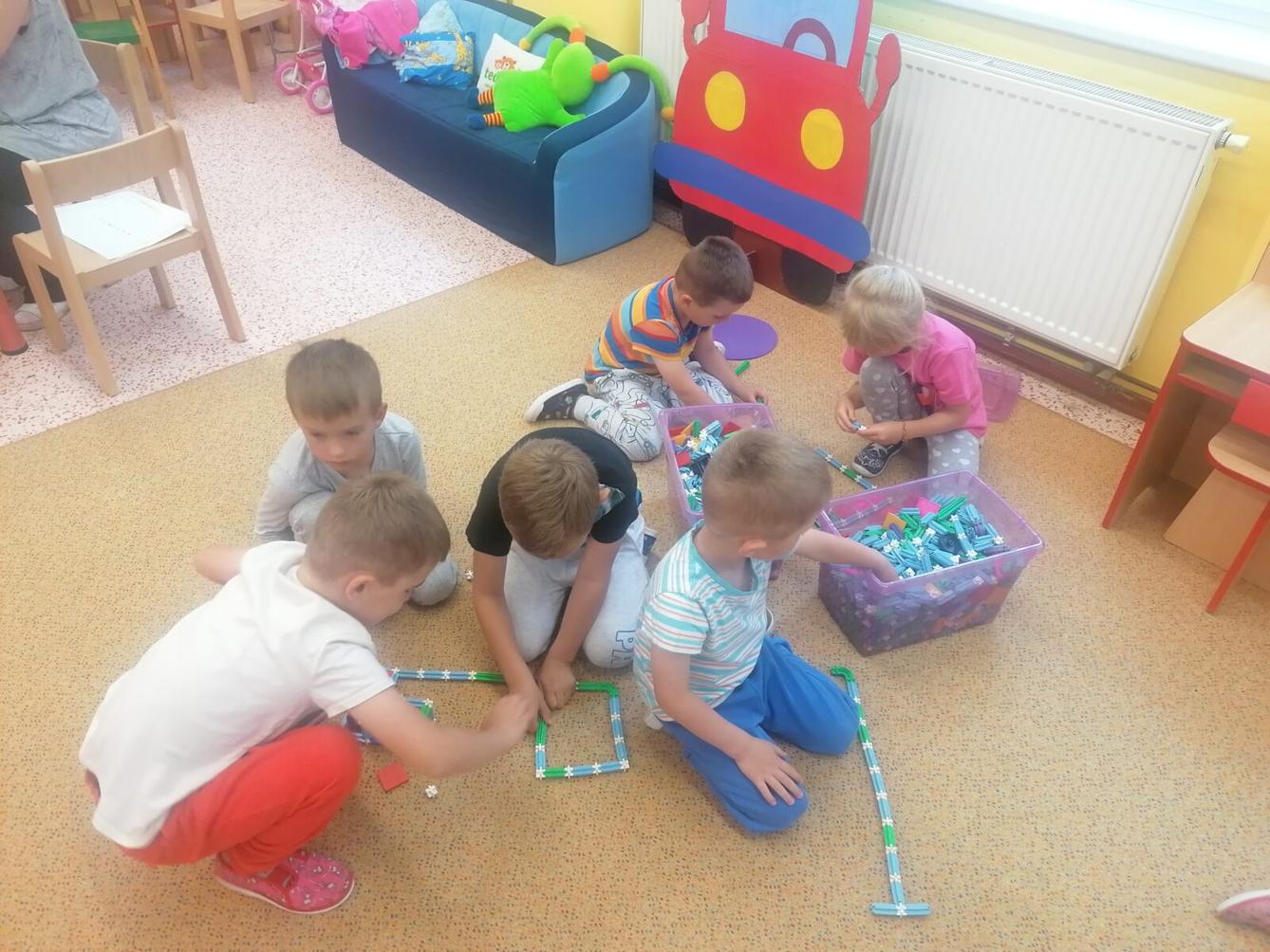 Tvořeníčko, tvoření: "Čím budu až vyrostu?" - "stavitel" :-) - 3