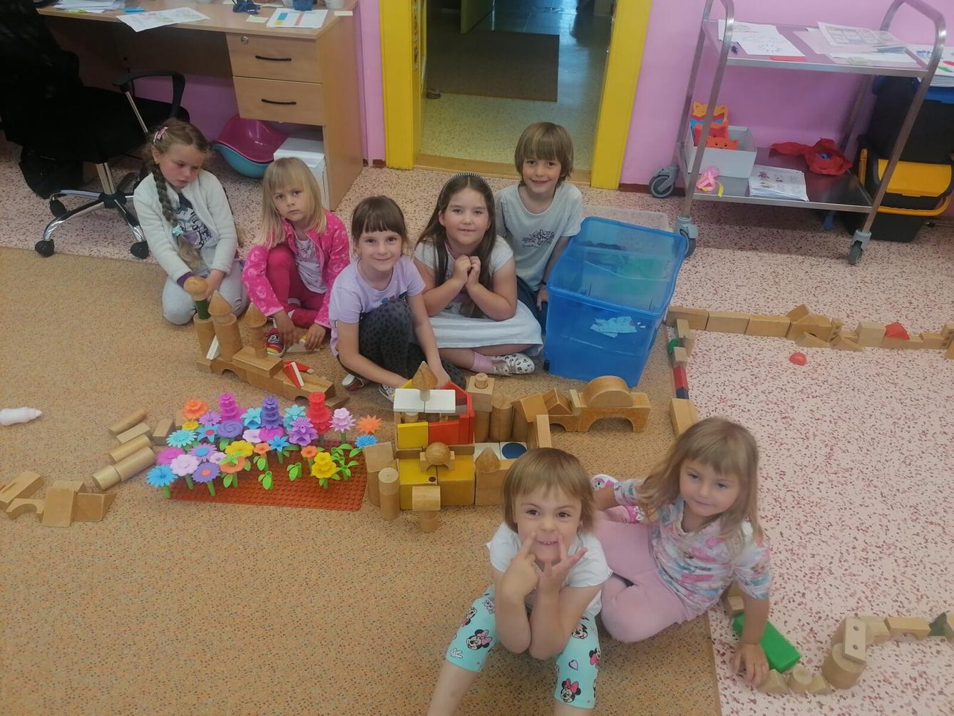 Tvořeníčko, tvoření: "Čím budu až vyrostu?" - "stavitel" :-) - 6