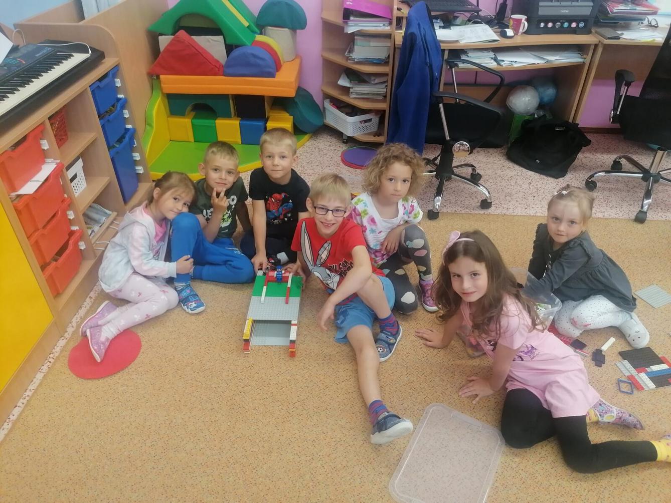 Tvořeníčko, tvoření: "Čím budu až vyrostu?" - "stavitel" :-) - 7