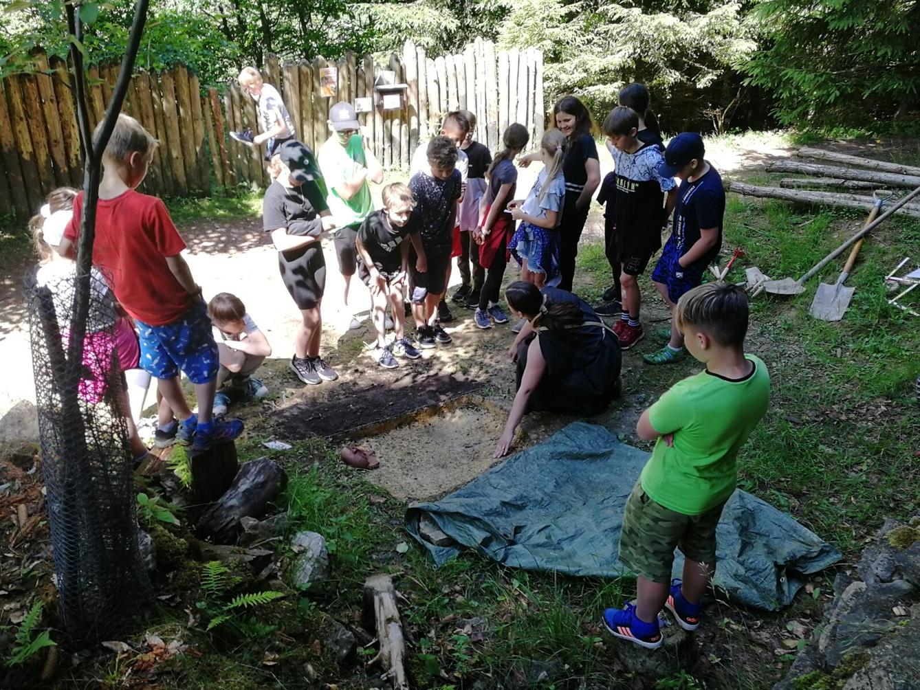 Dějepisná exkurze do pravěku - 6. A - 3