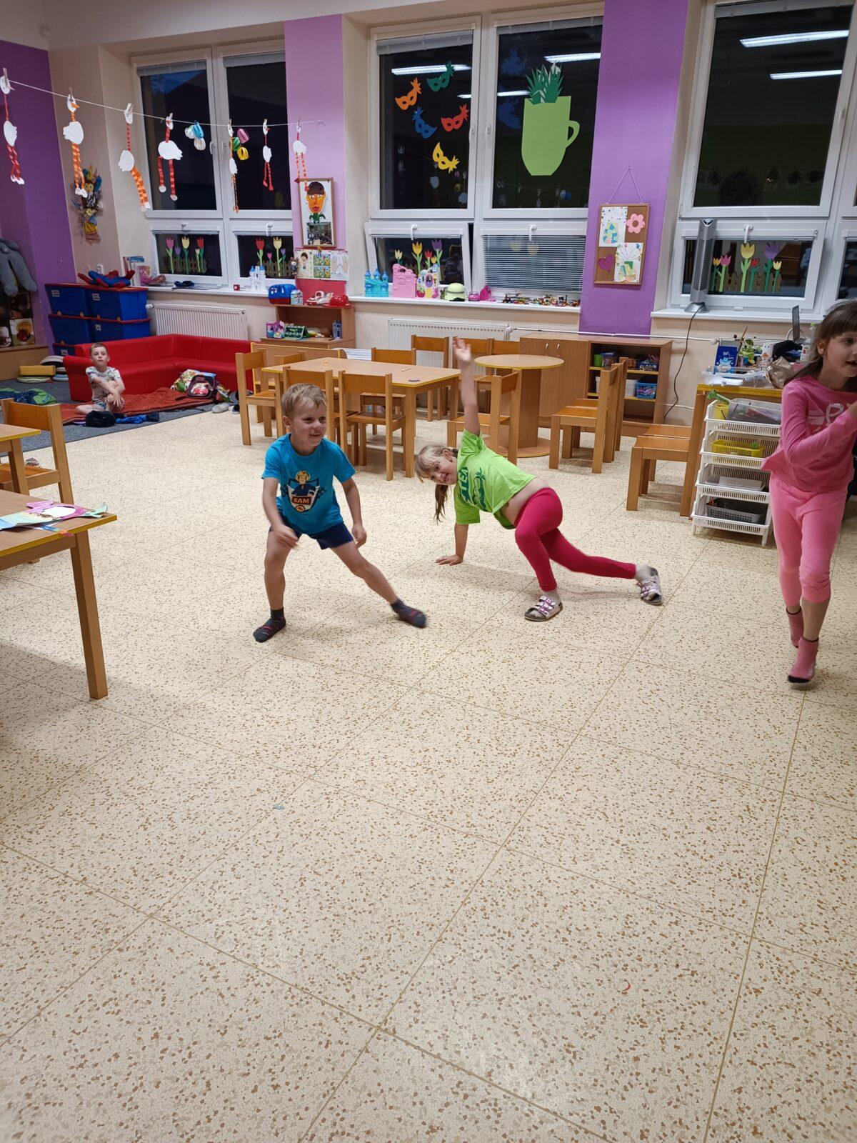 TLAPKY - spaní ve škole - 60