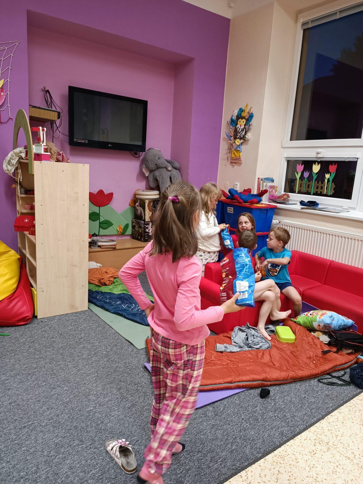 TLAPKY - spaní ve škole - 74