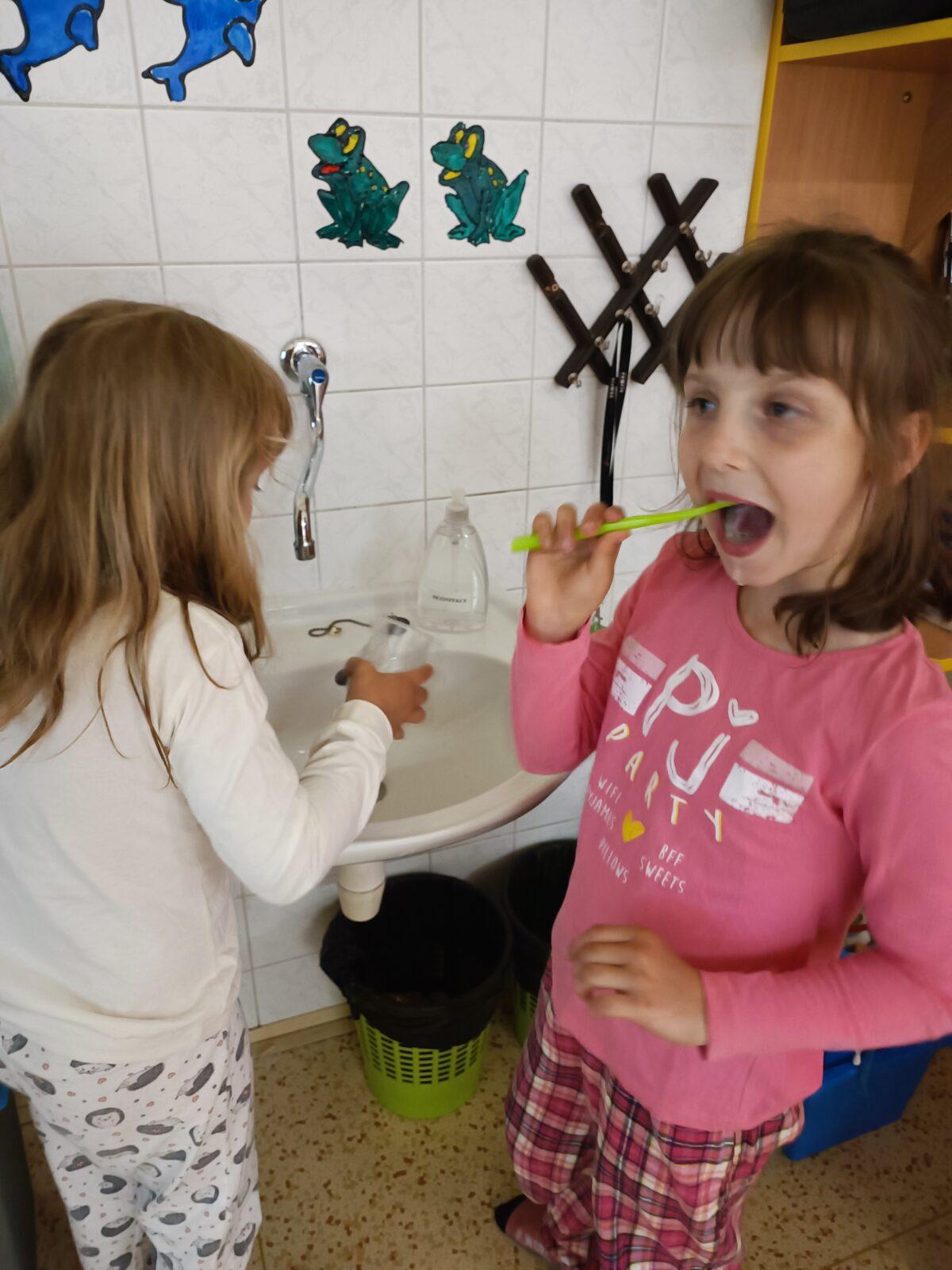 TLAPKY - spaní ve škole - 81