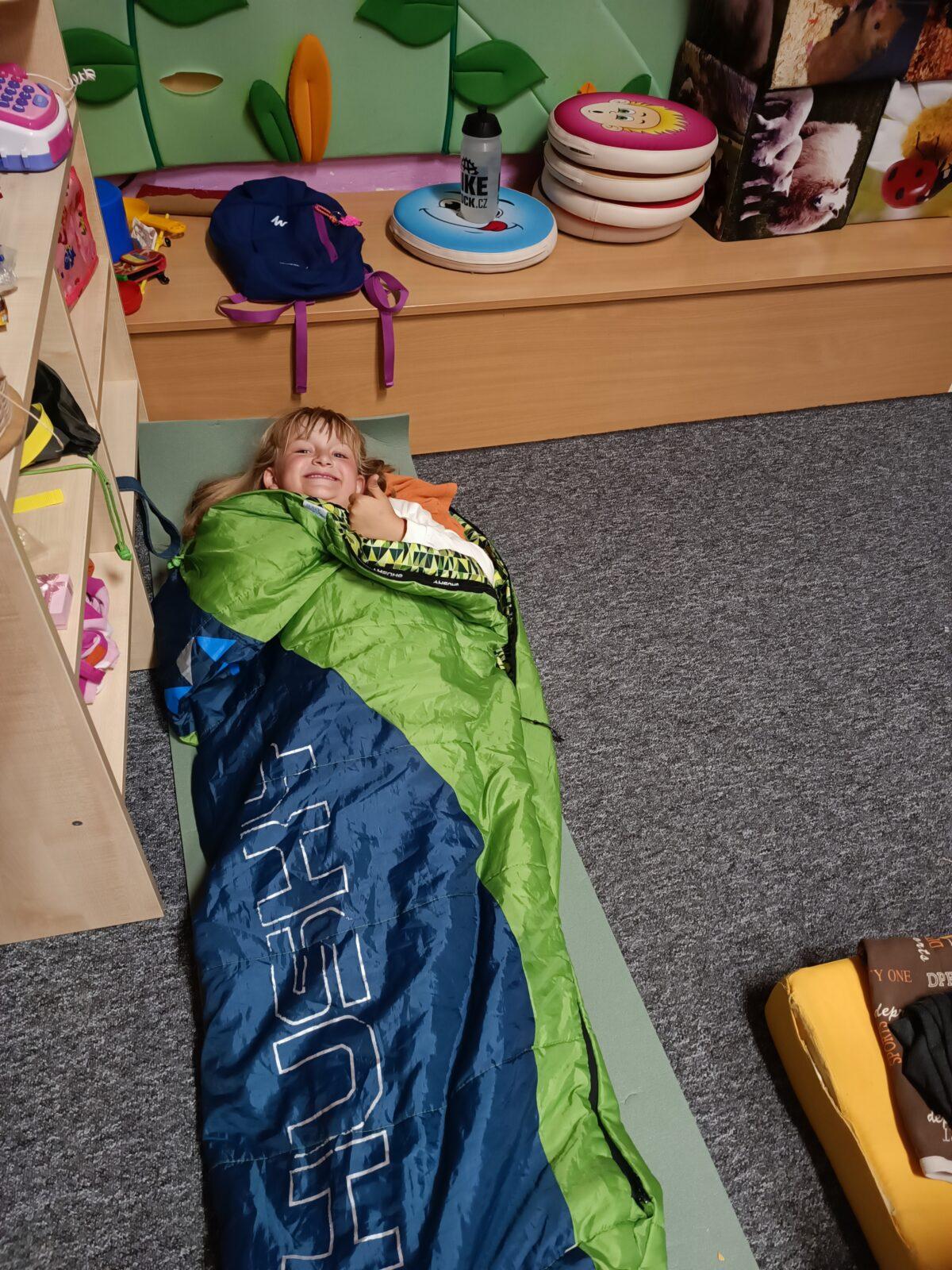 TLAPKY - spaní ve škole - 90