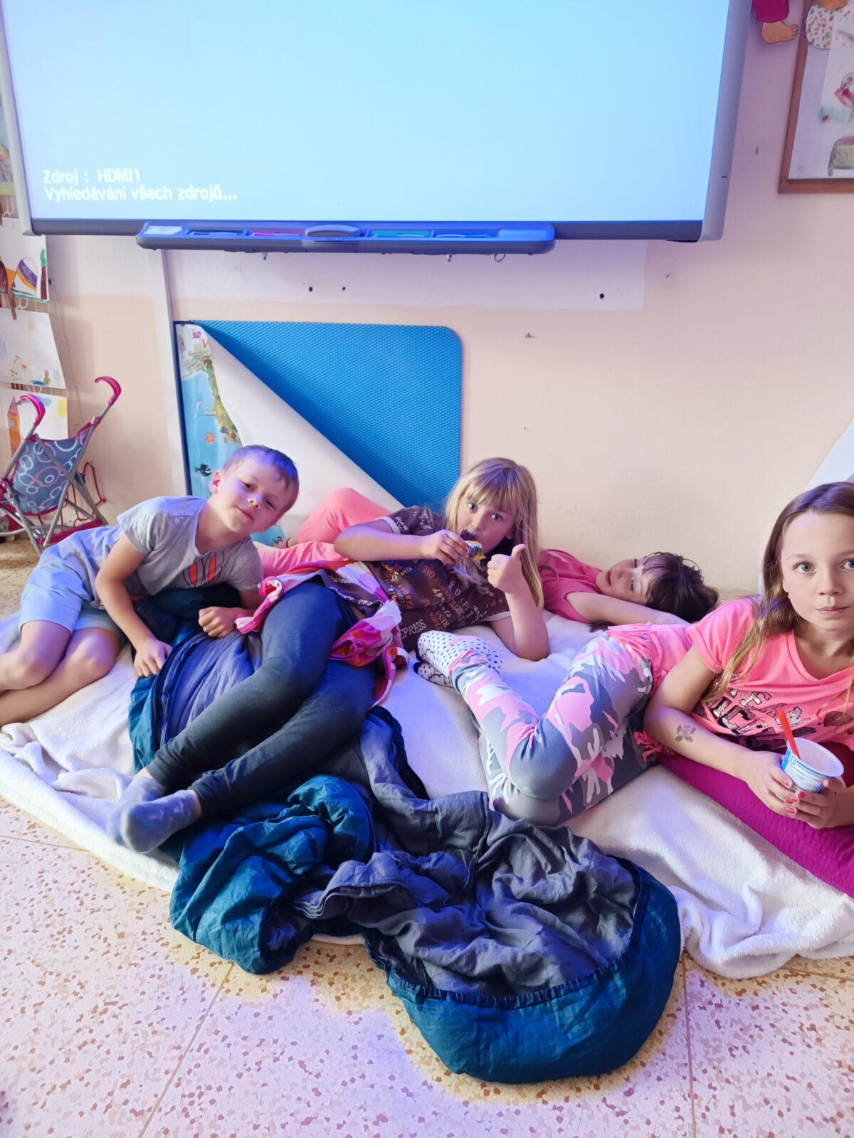 TLAPKY - spaní ve škole - 104