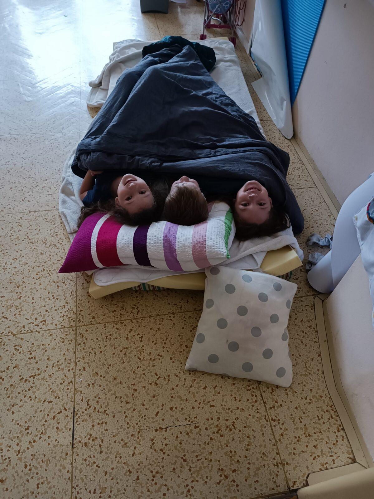 TLAPKY - spaní ve škole - 106