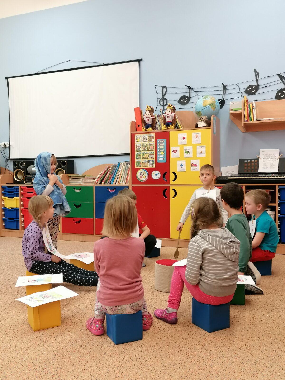 Sovičky hrají pohádku: "O DVANÁCTI MĚSÍČKÁCH" :-) - 15