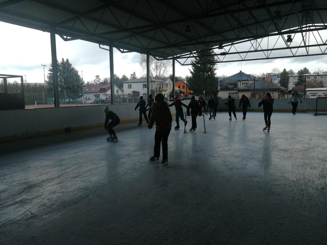 Bruslení dívky z 6. a 7. tříd - 1