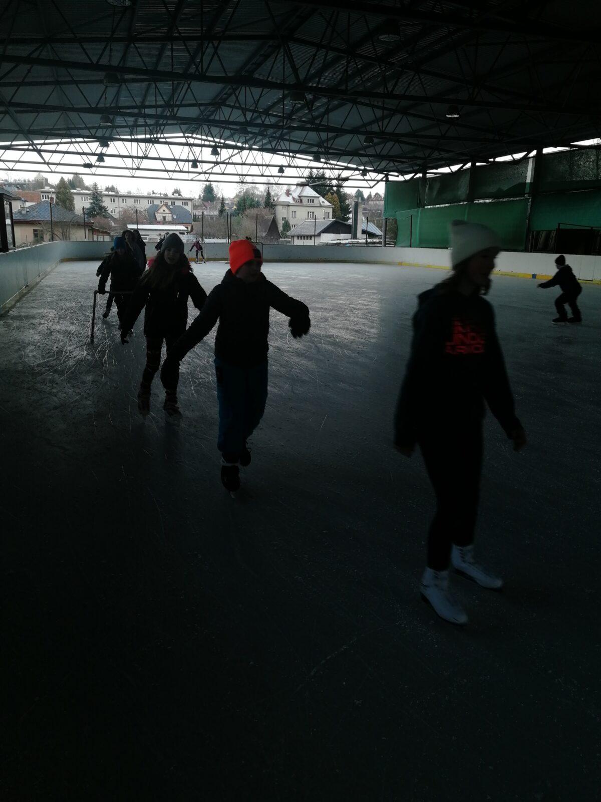 Bruslení dívky z 6. a 7. tříd - 2