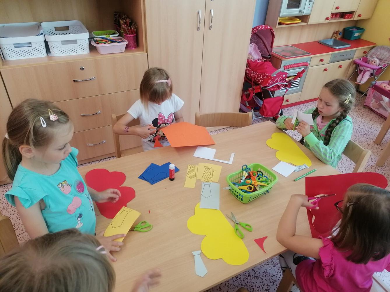 Vyrábíme dárečky pro tatínky :-) - 21