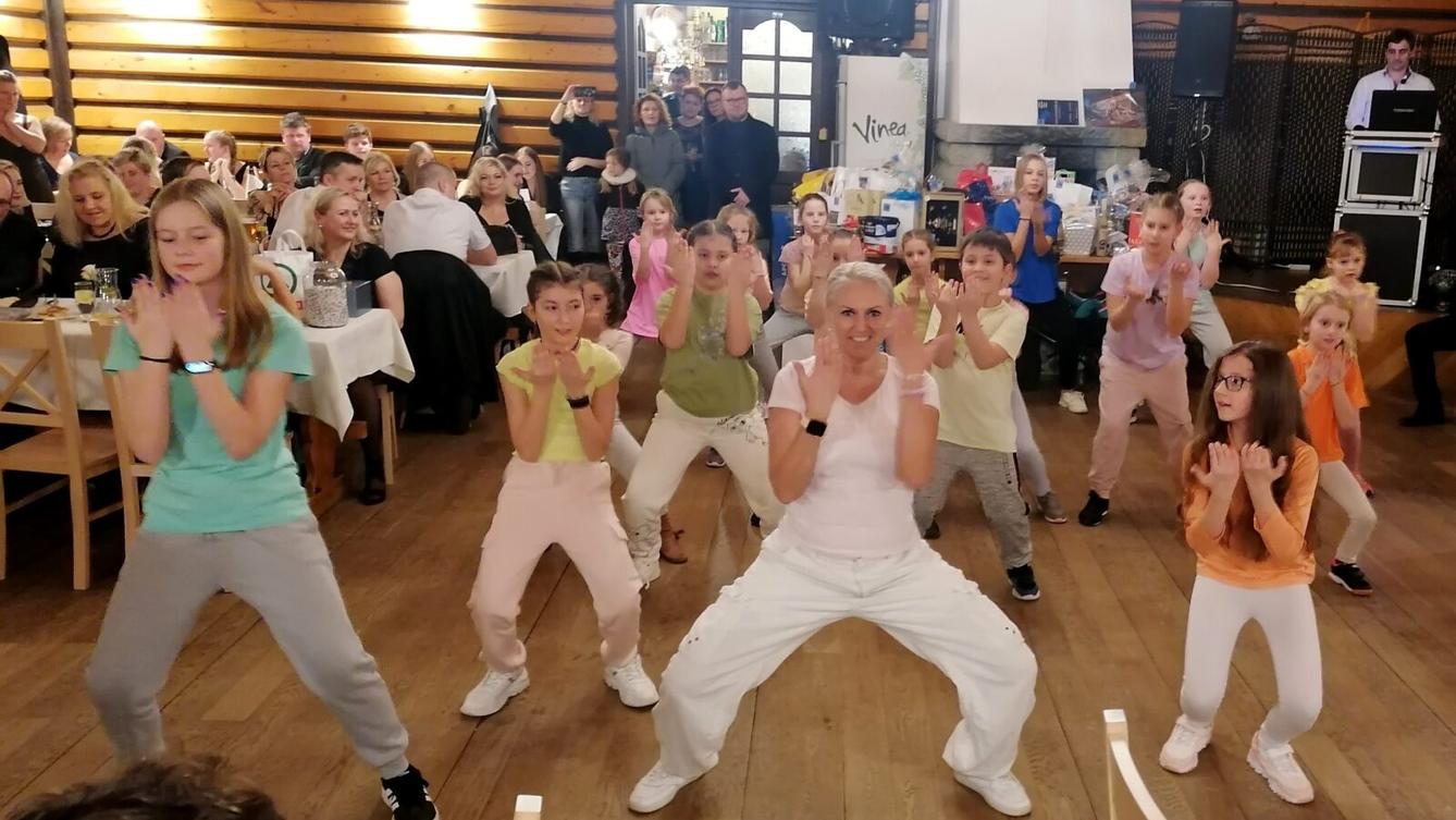 24. 2. Předtančení na plese SRPŠ - 7