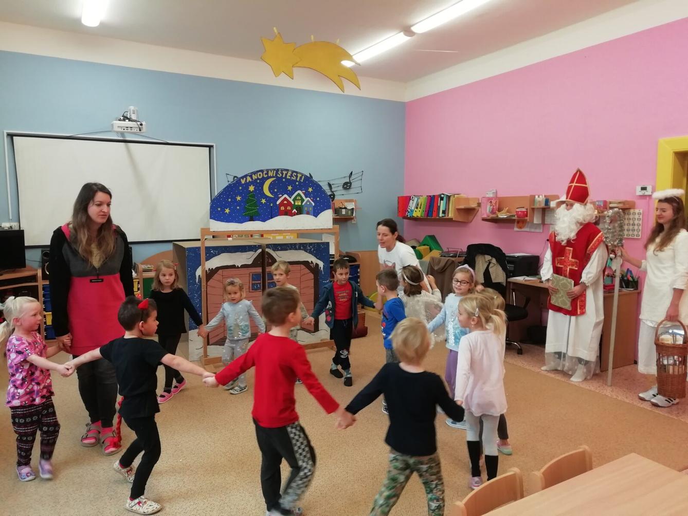 Mikuláš, anděl a čertíci ve školce - 11