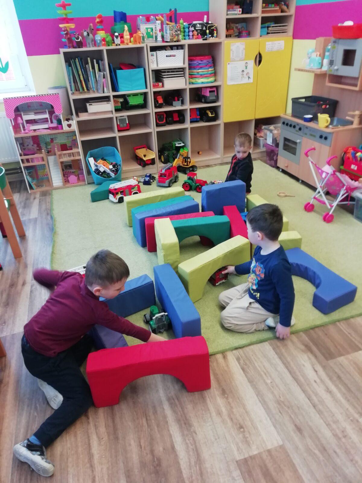 BROUČCI - ,,O ZAKLETÝCH STROMECH, PŘIŠLO JARO DO VSI´´ - 23