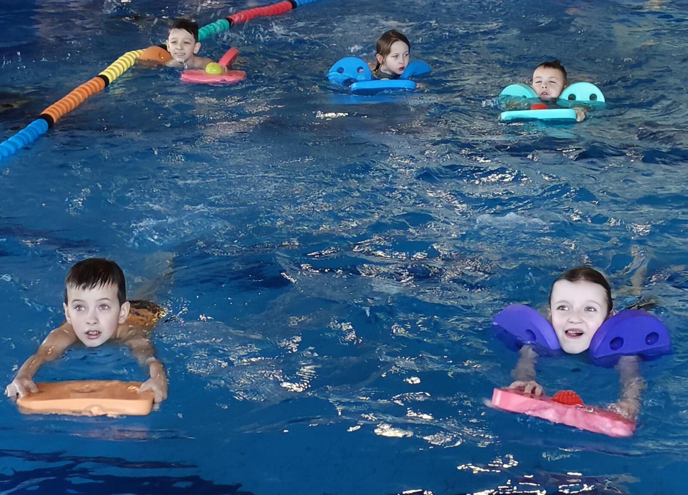 18. 3. Plavecký výcvik - 2. třída, 3. A, 3. B - 10