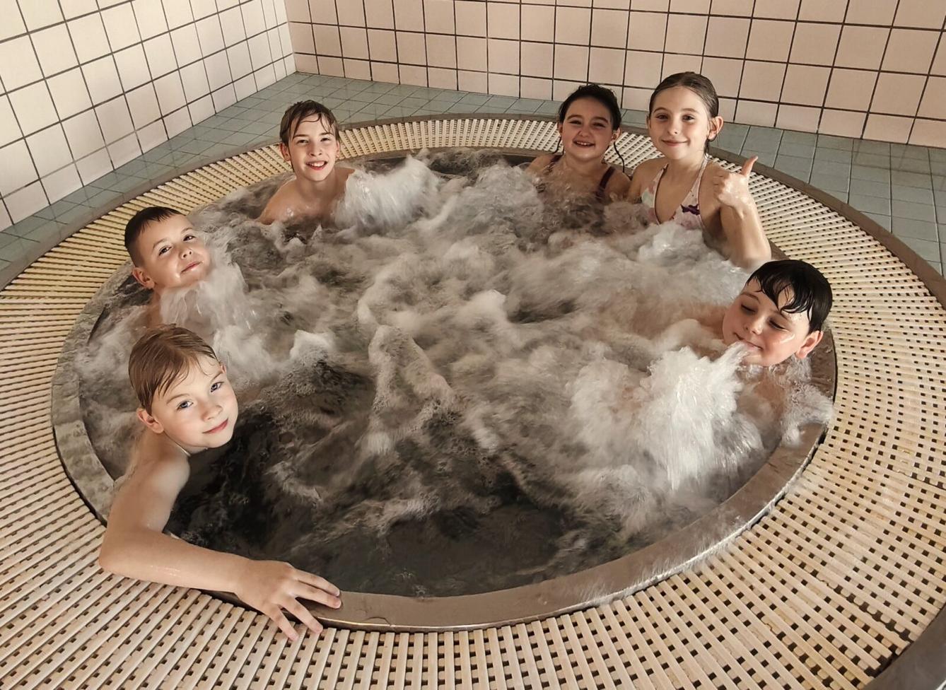 18. 3. Plavecký výcvik - 2. třída, 3. A, 3. B - 13